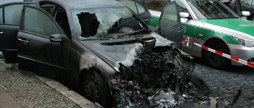 Durch Brandanschlag zerstörtes Auto.
