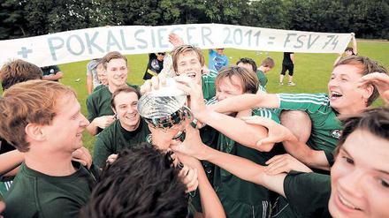 Riesenjubel beim Kreismeister. Der FSV Babelsberg 74 holte sich in Elstal auch den Kreispokal und feierte das Double ausgiebig.
