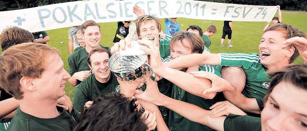 Riesenjubel beim Kreismeister. Der FSV Babelsberg 74 holte sich in Elstal auch den Kreispokal und feierte das Double ausgiebig.