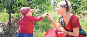 Glindow neue Kirschkönigin Claudia Müller mit ihrer Nichte Lilly.