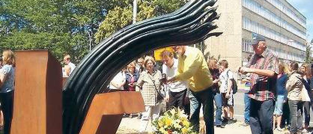 Stäbe, die im Bündel stärker sind: Das neue Denkmal in Teltow.