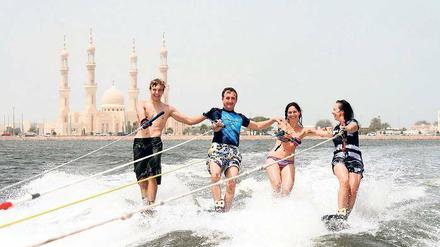 Wasserski im Wüstenland. Magnus Albrecht sowie Heiko, Julia und Gabriele Hüller (v. l.) genossen das Ambiente im Trainingslager in den Vereinigten Emiraten.