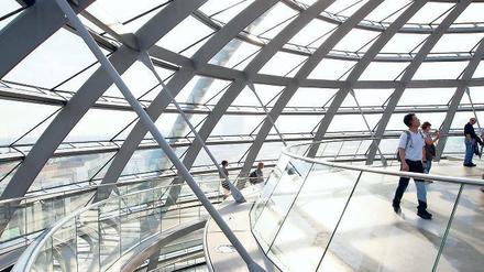 Die Kuppel des Reichstages. Im Juni 1991 fiel die Entscheidung für den Umzug des Deutschen Bundestages und der Bundesregierung nach Berlin. Doch nach wie vor sind einige Ministerien in Bonn angesiedelt. Das soll sich nun ändern, fordern Berliner Politiker.