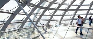 Die Kuppel des Reichstages. Im Juni 1991 fiel die Entscheidung für den Umzug des Deutschen Bundestages und der Bundesregierung nach Berlin. Doch nach wie vor sind einige Ministerien in Bonn angesiedelt. Das soll sich nun ändern, fordern Berliner Politiker.