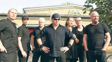 Und jetzt bitte schön böse gucken! Subway to Sally vor der „fabrik“.