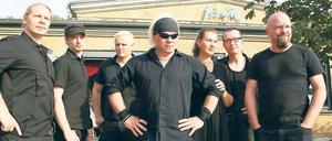 Und jetzt bitte schön böse gucken! Subway to Sally vor der „fabrik“.