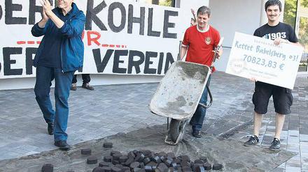Kohle für den Verein. Bevor am Samstag zahlreiche SVB-Fans gemeinsam die Pokal-Auslosung verfolgten, überreichten Ralf Schöfski (M.) und Maik Dudzak (r.) einen symbolischen Scheck an Vereinspräsidenten Thomas Bastian.