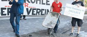 Kohle für den Verein. Bevor am Samstag zahlreiche SVB-Fans gemeinsam die Pokal-Auslosung verfolgten, überreichten Ralf Schöfski (M.) und Maik Dudzak (r.) einen symbolischen Scheck an Vereinspräsidenten Thomas Bastian.