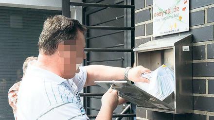 Sie haben Post. Fahnder sicherten gestern die Umschläge aus dem Briefkasten der Kreuzberger Eventfirma. Es waren, wie man sieht, nicht sehr wenige – und vermutlich waren auch keine Dankesschreiben darunter.