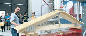 Belastungstest. Was Studenten der Fachhochschule Potsdam am Tag der offenen Tür gestern ganz praktisch vorführten, könnte bald auch im Lehralltag drohen: Muss die FH aus dem Gebäude in der Stadtmitte ausziehen, fehlten an der Pappelallee Räume.