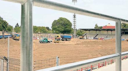 Bagger statt Kicker. Im „Karli“ in Babelsberg wird ungeachtet der Auseinandersetzung um die Auftragsvergaben weiter gebaut. Derzeit wird das Spielfeld mit schwerer Technik beackert.