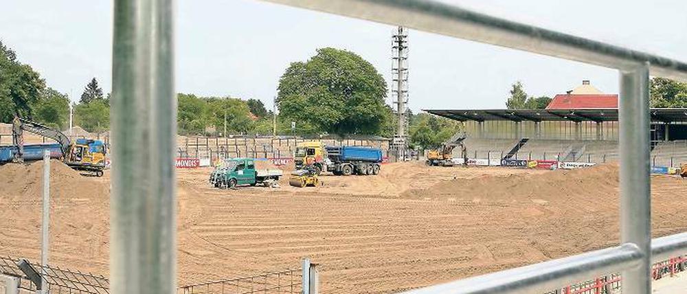 Bagger statt Kicker. Im „Karli“ in Babelsberg wird ungeachtet der Auseinandersetzung um die Auftragsvergaben weiter gebaut. Derzeit wird das Spielfeld mit schwerer Technik beackert.