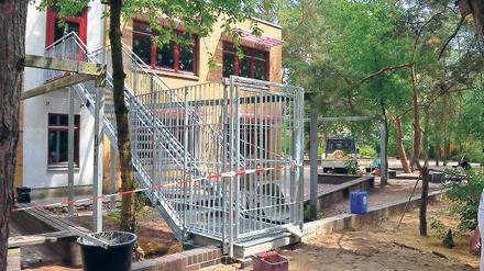 Nachgerüstet. Die neue Rettungstreppe an der Rehbrücker Schule.