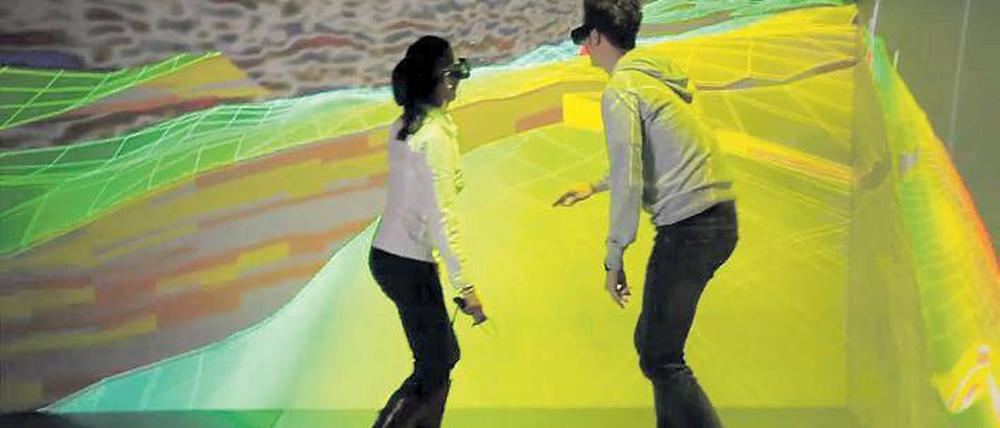 Mit Pantoffeln und Spezialbrille. Nachwuchswissenschaftler studieren ein virtuelles Sedimentbecken im Nordatlantik.