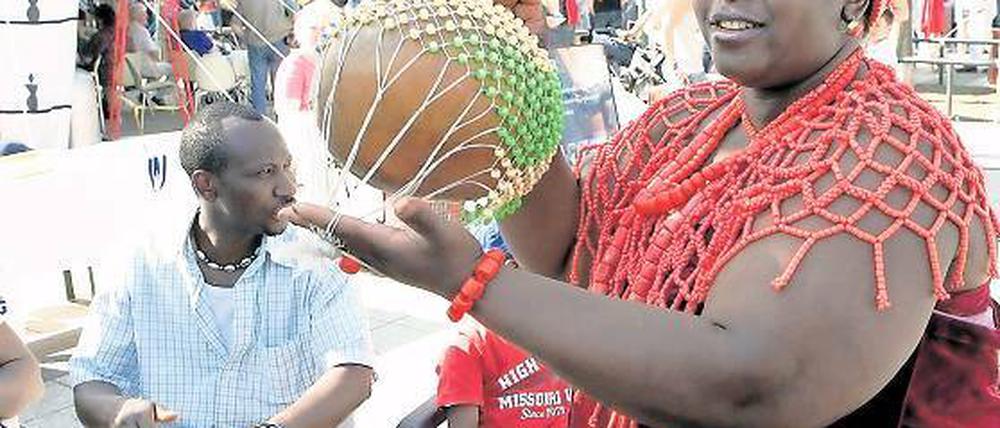 Kunst vom Schlaatz. Die afrikanische Trommelgruppe Igbo wird am Samstag das Stadtteilfest eröffnen. Schon im vergangenen Jahr waren sie mit dabei und sorgten auf dem Marktplatz für gute Stimmung unter den Nachbarn.