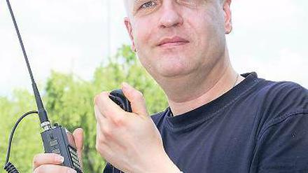 Manuel von Aster mit seiner Technik vor einem Tetra-Mast in Teltow.