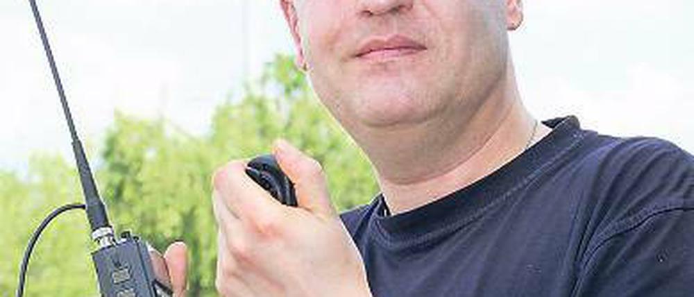Manuel von Aster mit seiner Technik vor einem Tetra-Mast in Teltow.