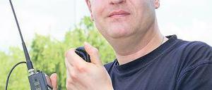 Manuel von Aster mit seiner Technik vor einem Tetra-Mast in Teltow.