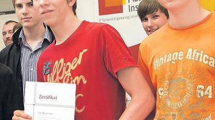 Ausgezeichnet. Paul Geppert vom Humboldt-Gymnasium (r.) und Tom Neumann vom Helmholtz-Gymnasium haben am HPI-Schülerkolleg teilgenommen.