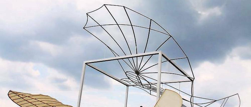 Dem Himmel so nah: Ein Nachbau des Flugapparates „Derwitz“ zog bei der Jubiläumsfeier „120 Jahre Menschenflug“ in Derwitz die Blicke auf sich. Die Konstruktion Otto Lilienthals war auch Vorbild für das Fliegerdenkmal auf dem Mühlenberg.