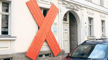 Protest in grobschlächtigem Schalholz. Kiki Gebauers „X“ an der Außenfassade der Produzentengalerie „M“.