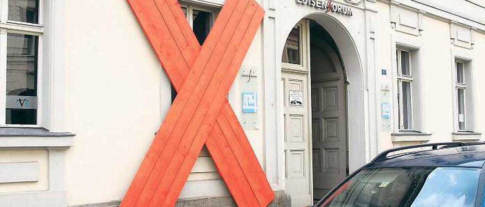 Protest in grobschlächtigem Schalholz. Kiki Gebauers „X“ an der Außenfassade der Produzentengalerie „M“.