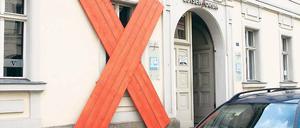 Protest in grobschlächtigem Schalholz. Kiki Gebauers „X“ an der Außenfassade der Produzentengalerie „M“.