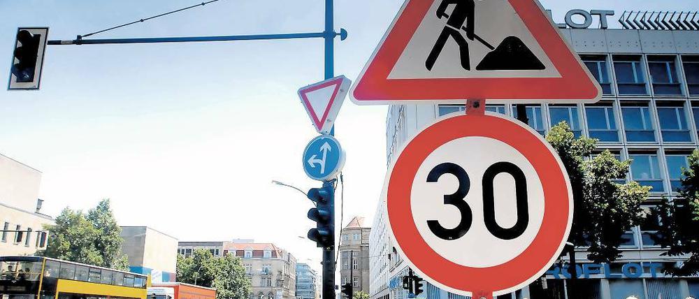 Gefürchtete Schilder. Wo diese Zeichen stehen, ist der Stau oft nicht weit.