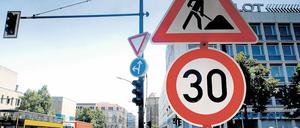 Gefürchtete Schilder. Wo diese Zeichen stehen, ist der Stau oft nicht weit.