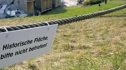 Vom Umgang mit Geschichtsresten. In Brandenburg wagt sich Politik seit einem Jahr in die eigene Vergangenheit vor. In einer Enquete-Kommission wird die Nachwendepolitik und der Übergang von der Diktatur zum Rechtsstaat untersucht.