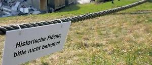Vom Umgang mit Geschichtsresten. In Brandenburg wagt sich Politik seit einem Jahr in die eigene Vergangenheit vor. In einer Enquete-Kommission wird die Nachwendepolitik und der Übergang von der Diktatur zum Rechtsstaat untersucht.