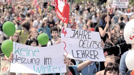 Schüler, Lehrer und Eltern demonstrierten für bessere Bildungschancen.