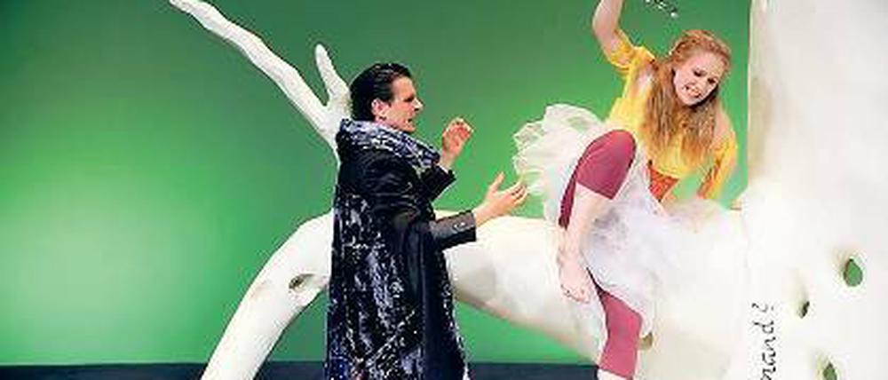 Wenn Töchterchen tobt, hat Papa nix zu lachen. Miranda (Friederike Walke) und Prospero (Jörg Seyer).