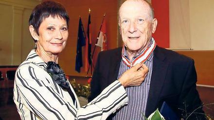 Ausgezeichnet: Schriftsteller, Drehbuchautor und Regisseur Wolfgang Kohlhaase mit seiner Frau Emöke Póstenie.