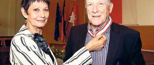 Ausgezeichnet: Schriftsteller, Drehbuchautor und Regisseur Wolfgang Kohlhaase mit seiner Frau Emöke Póstenie.