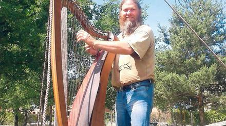 Harfe, Gitarre und Dudelsack. Das sind die Lieblingsinstrumente von Dietmar Frick, der zu Pfingsten das Ritterfest organisiert.