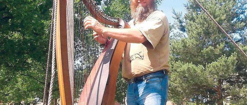 Harfe, Gitarre und Dudelsack. Das sind die Lieblingsinstrumente von Dietmar Frick, der zu Pfingsten das Ritterfest organisiert.