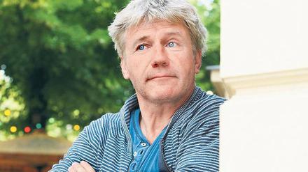 Eigentlich ist er medienschau. Doch für die Lesung auf dem Theaterschiff lässt er sich auch mal auf Journalisten ein.