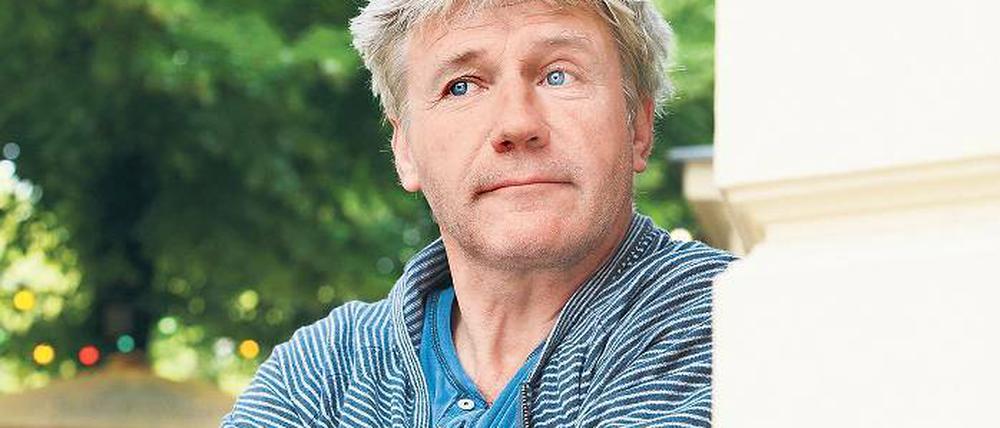 Eigentlich ist er medienschau. Doch für die Lesung auf dem Theaterschiff lässt er sich auch mal auf Journalisten ein.