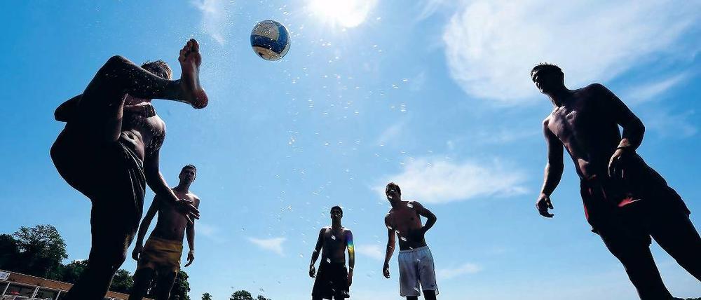 Wasserball. Große Jungs spielen gern am Ufer. Im Berliner Strandbad Wannsee haben sie ja auch genügend Platz.