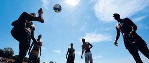 Wasserball. Große Jungs spielen gern am Ufer. Im Berliner Strandbad Wannsee haben sie ja auch genügend Platz.