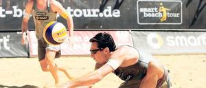 Pritschen und baggern. Der Potsdamer Jonathan Erdmann (vorn) und der Berliner Kay Matysik (hinten) spielen heute noch in Peking auf Sand und in der kommenden Woche bei der Weltmeisterschaft in Rom.