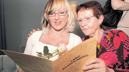 Besonderer Tag. Anzelika Almane (l.) bekam gestern im Stadthaus ihre Einbürgerungsurkunde überreicht. Die gebürtige Lettin wohnt seit mehr als zehn Jahren in Deutschland. Zur Einbürgerung wurde sie von ihrer Freundin Adelheide Güther (r.) begleitet.
