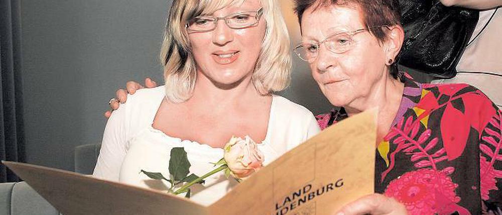 Besonderer Tag. Anzelika Almane (l.) bekam gestern im Stadthaus ihre Einbürgerungsurkunde überreicht. Die gebürtige Lettin wohnt seit mehr als zehn Jahren in Deutschland. Zur Einbürgerung wurde sie von ihrer Freundin Adelheide Güther (r.) begleitet.