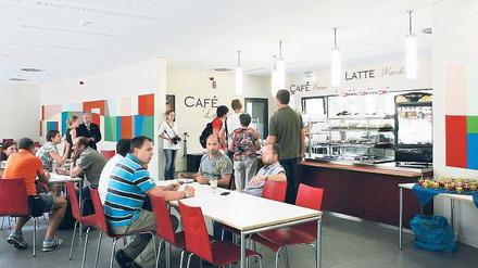 Chill-Zone. Die neue Cafeteria lädt zum Relaxen in coolem Ambiente ein.