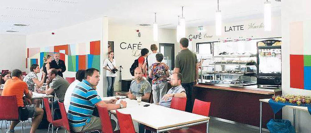 Chill-Zone. Die neue Cafeteria lädt zum Relaxen in coolem Ambiente ein.