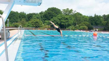 Sprung ins kalte Nass. Seit die Solaranlage defekt ist, kann das Wasser im Freibad nicht mehr erwärmt werden.