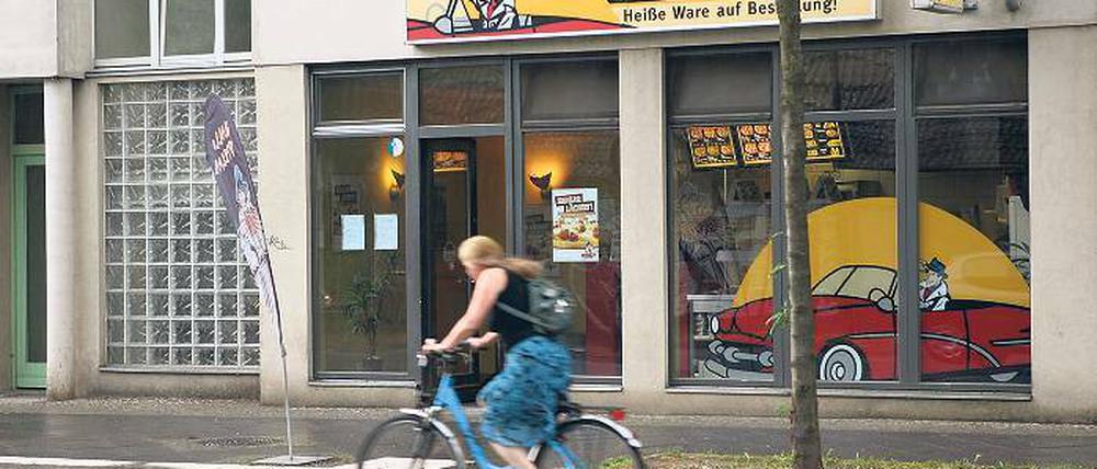 Unfallort. „Hallo Pizza“ in der Großbeerenstraße am gestrigen Nachmittag. Der Radweg davor ist deutlich zu erkennen.
