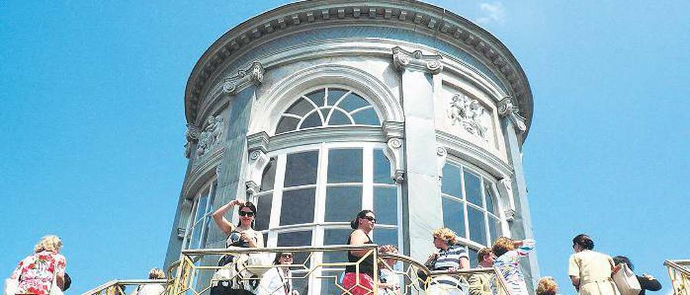 Spektakulärer Ausblick. Das Marmorpalais bekam am Montag Damenbesuch. 40 Diplomatengattinnen aus 36 Ländern besichtigten den Neuen Garten. Kastellan Günter Voegele öffnete den internationalen Gästen auch das Belvedere auf dem Dach.