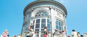 Spektakulärer Ausblick. Das Marmorpalais bekam am Montag Damenbesuch. 40 Diplomatengattinnen aus 36 Ländern besichtigten den Neuen Garten. Kastellan Günter Voegele öffnete den internationalen Gästen auch das Belvedere auf dem Dach.